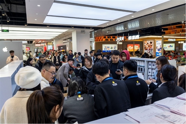 实探国补扩容下的3C市场：门店排队购机潮久违再现 消费电子迎暖冬火星电竞平台(图1)